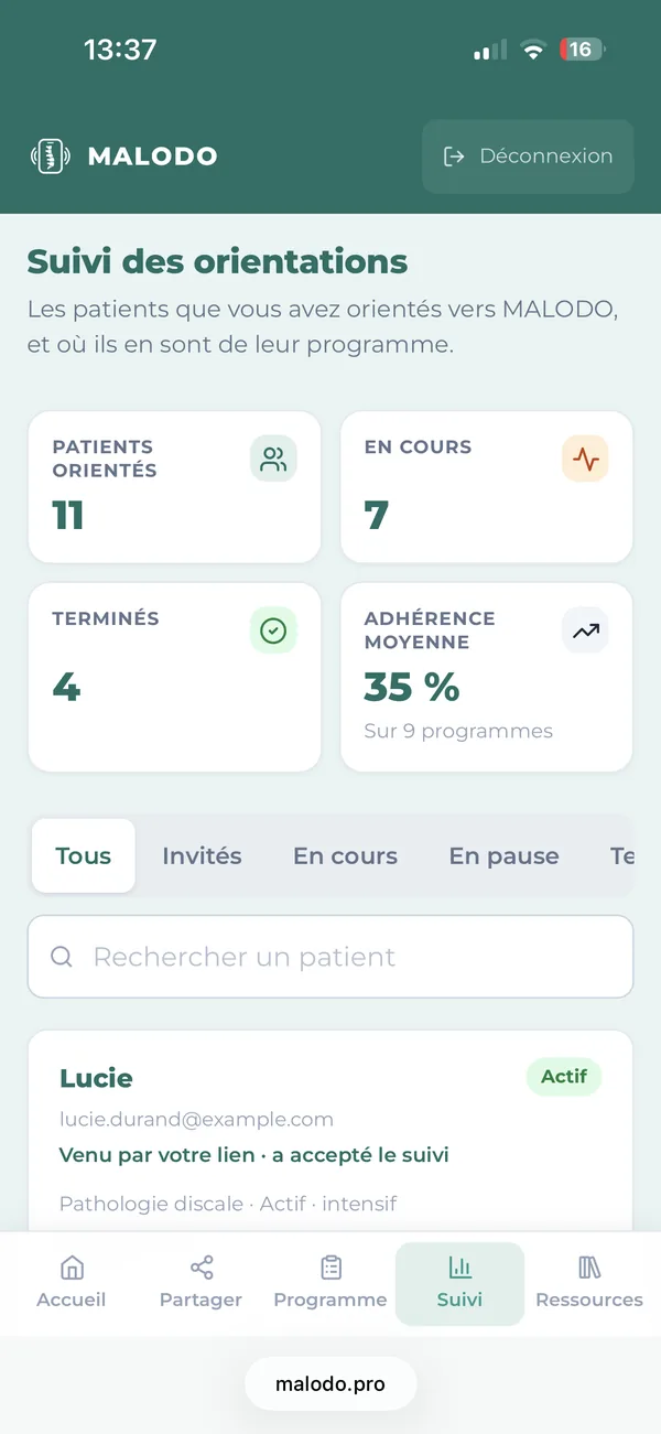 Capture de l'espace prescripteur sur téléphone : suivi des orientations, avec le nombre de patients orientés, en cours et terminés, l'adhérence moyenne, et une patiente venue par le lien qui a accepté le suivi.