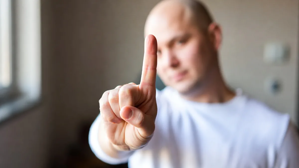 Personne montrant un conseil important